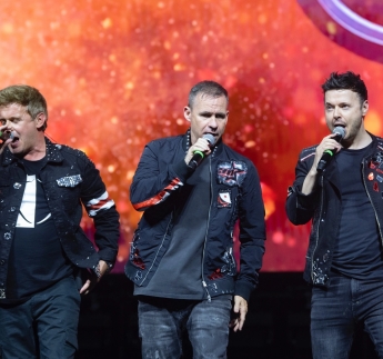 Westlife nói "Tôi yêu Hà Nội", ôm fan nữ hát khiến 8.000 khán giả dậy sóng